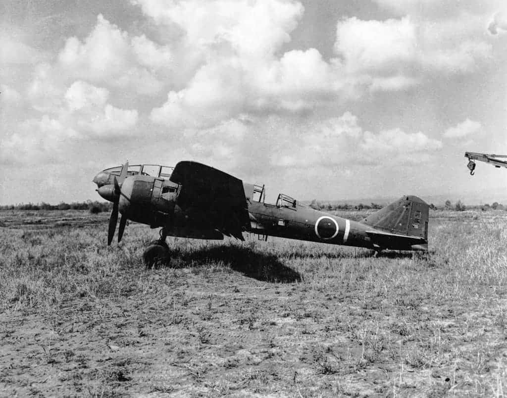 Брошенный на аэродроме дальний разведчик Мицубиси Ki-46-III